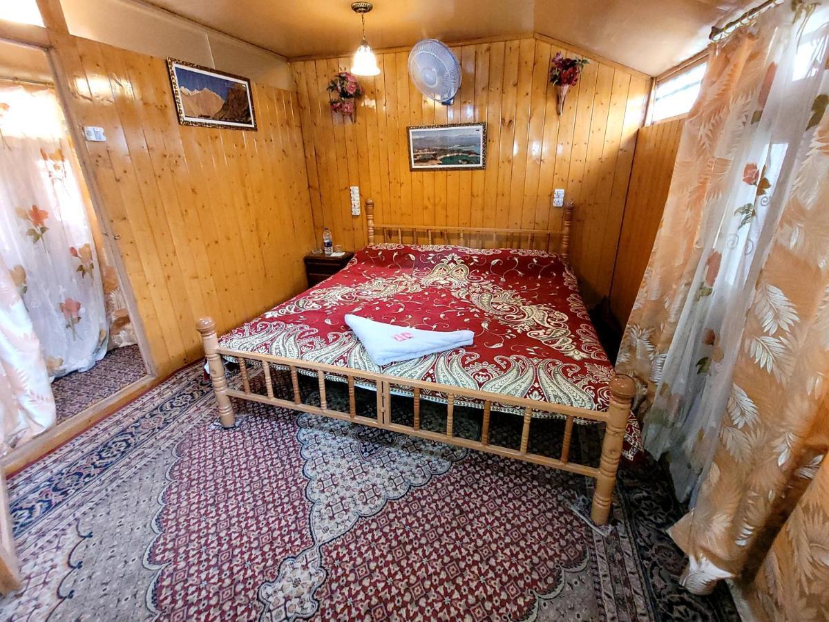 Tashkand Houseboat Srīnagar Exteriör bild