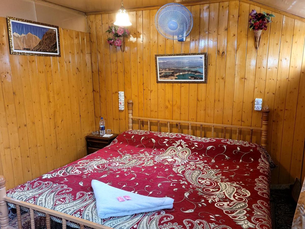 Tashkand Houseboat Srīnagar Exteriör bild