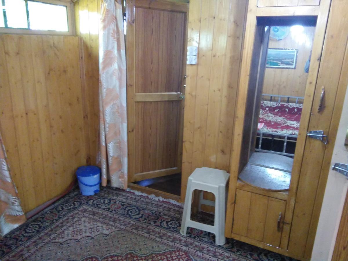 Tashkand Houseboat Srīnagar Exteriör bild